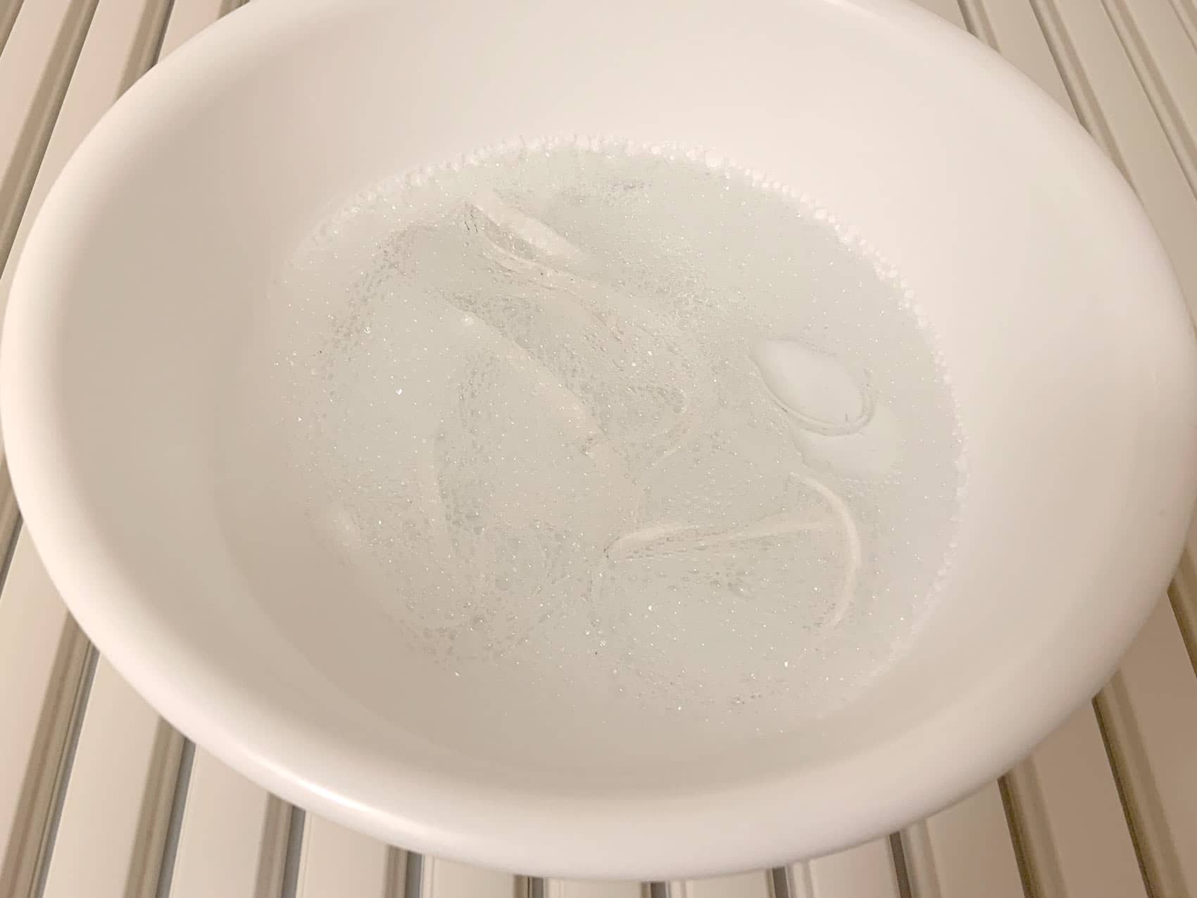 風呂桶に洗浄液でつけ置きします