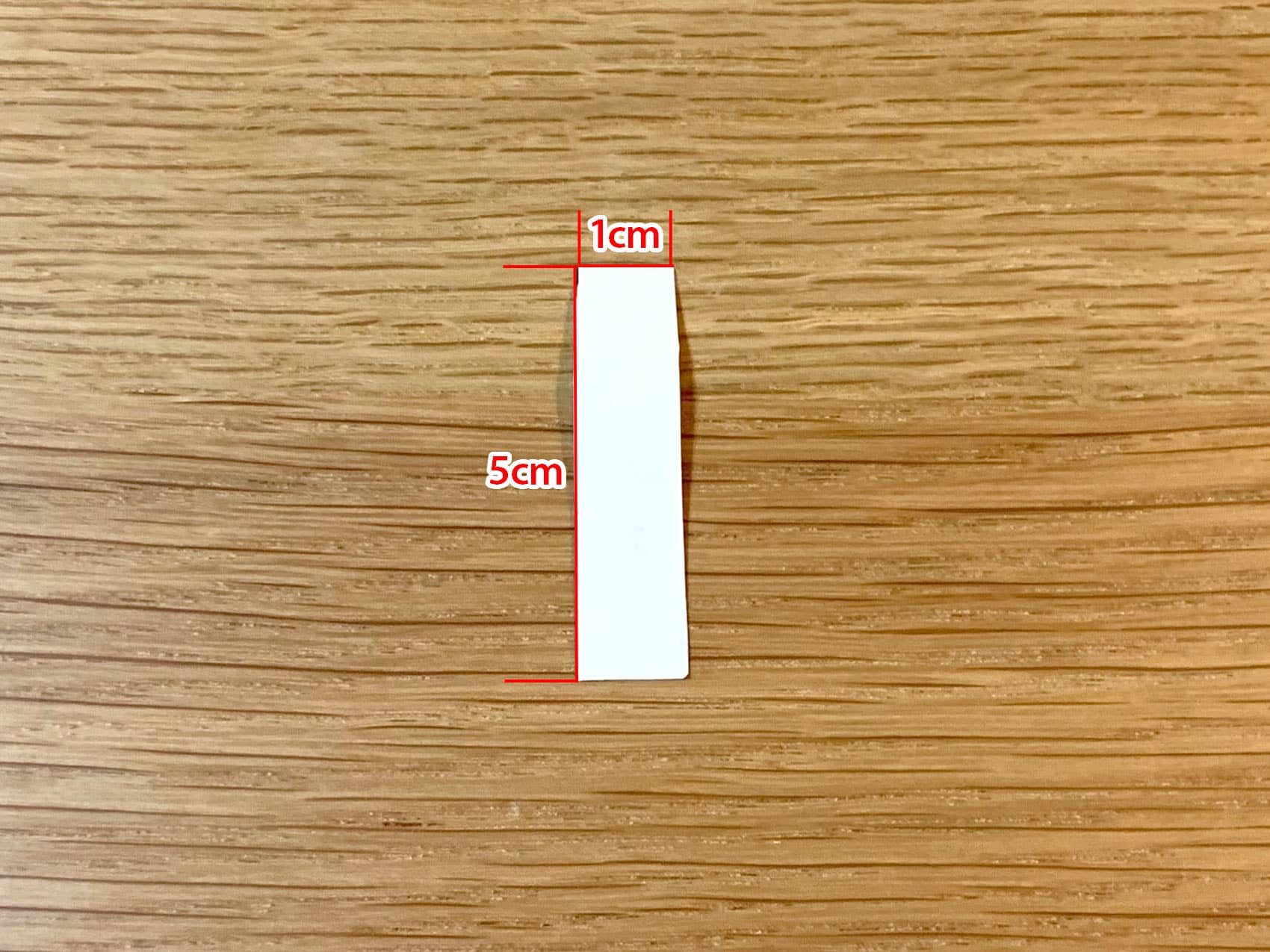 適当な紙（コピー用紙でもOK）を定規とはさみで1cm×5cmにカット