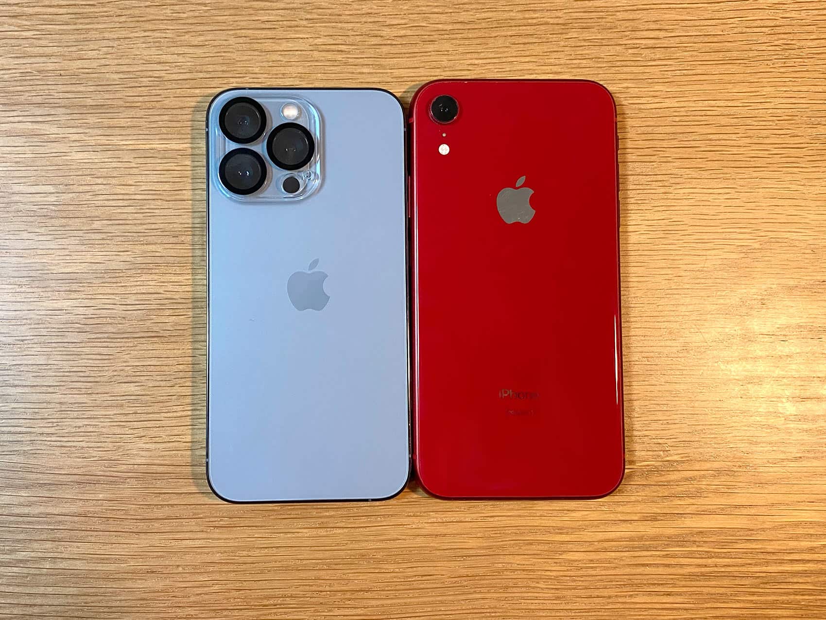 iPhone 13 Pro 256GB シエラブルーとiPhone XR (PRODUCT)RED