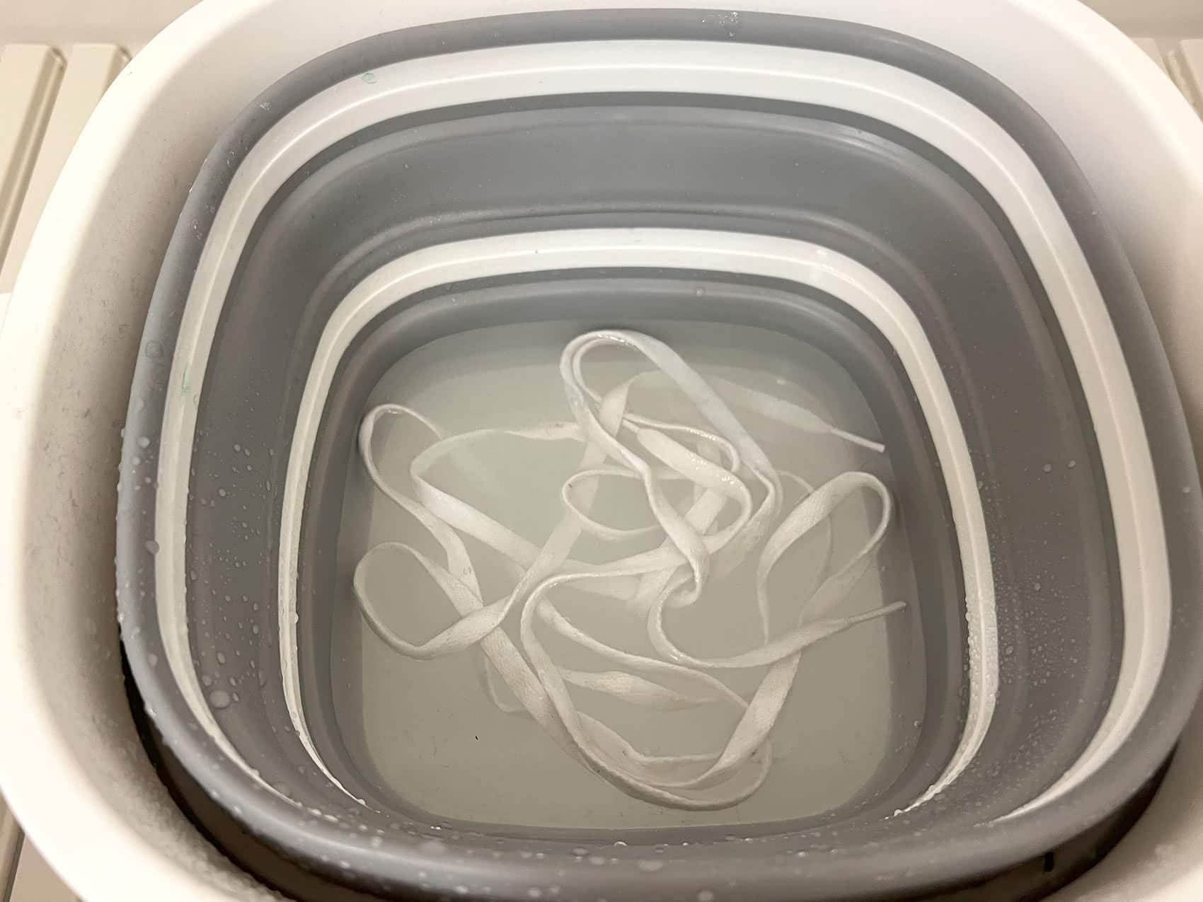靴紐のオキシ液に靴紐を投入