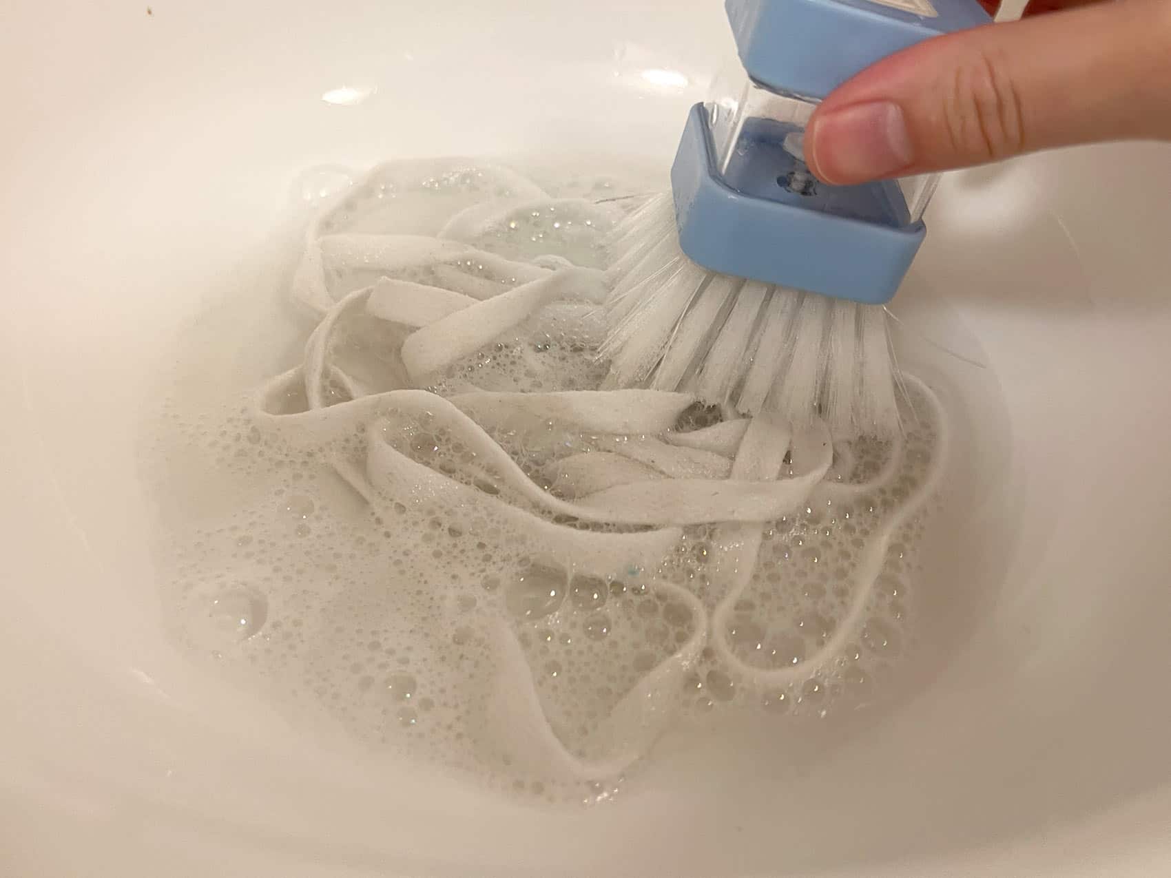 ブラシでゴシゴシ靴紐を洗う
