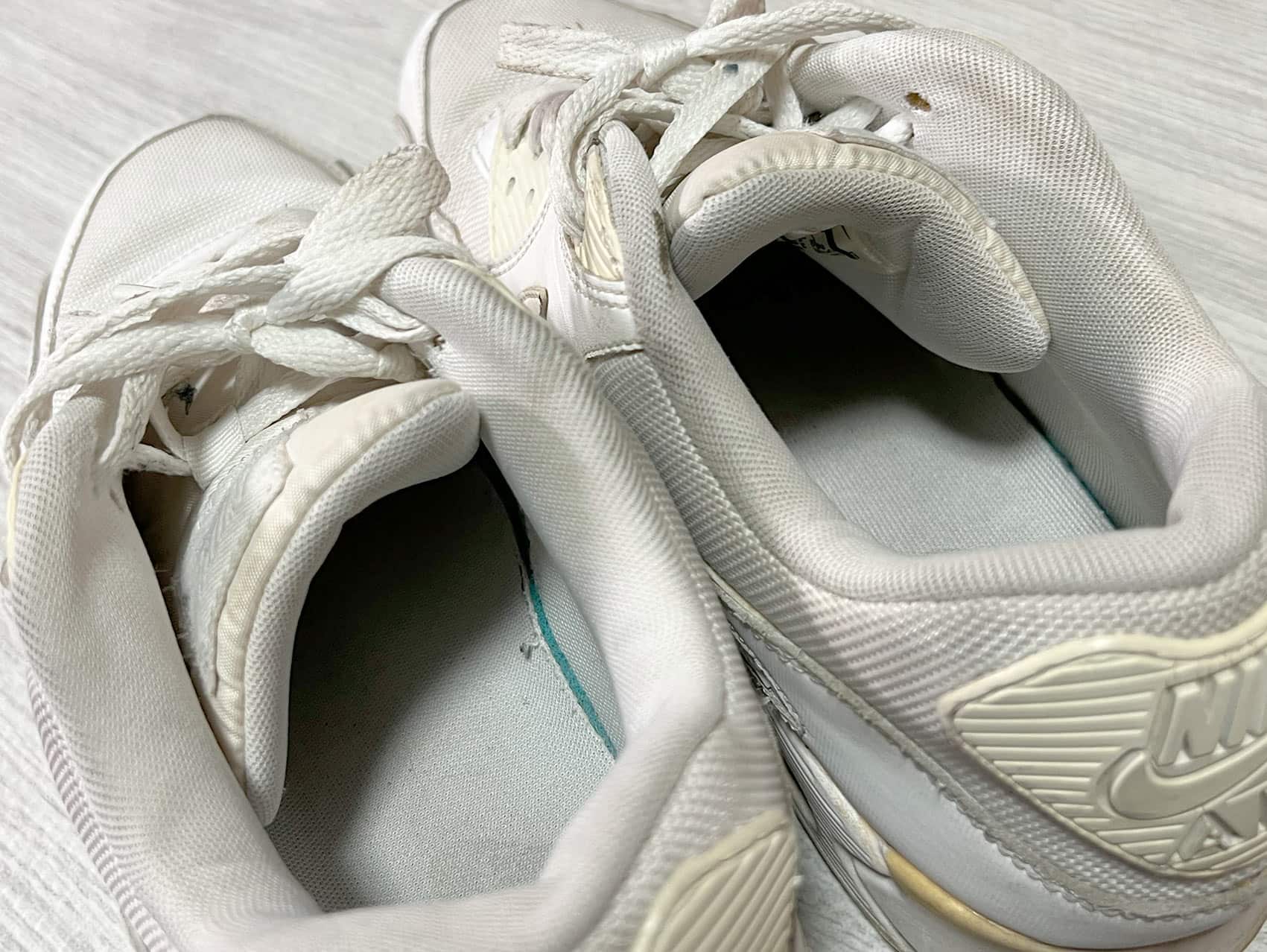 洗う前にナイキ「エアマックス90」の汚れを確認 靴の内側もひどい