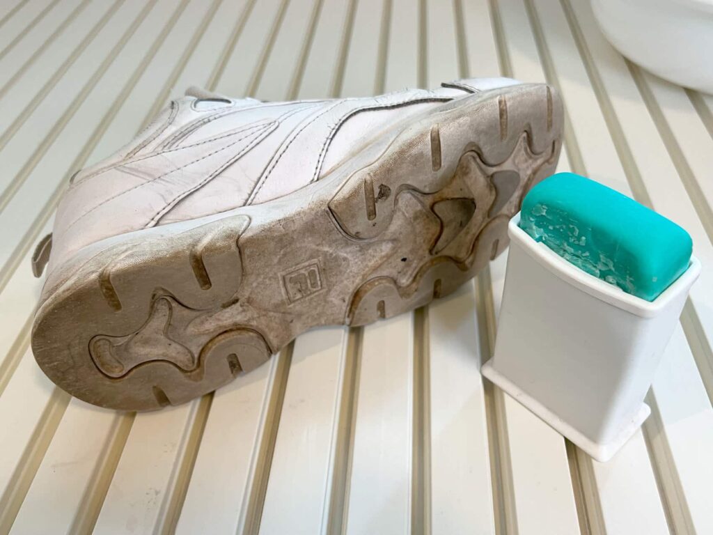靴底の頑固な汚れはウタマロ石鹸でゴシゴシ洗って落とします。