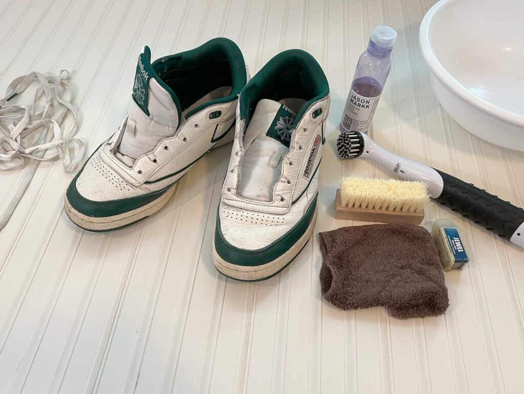 Reebokのスニーカー「Club C 85」と洗う道具