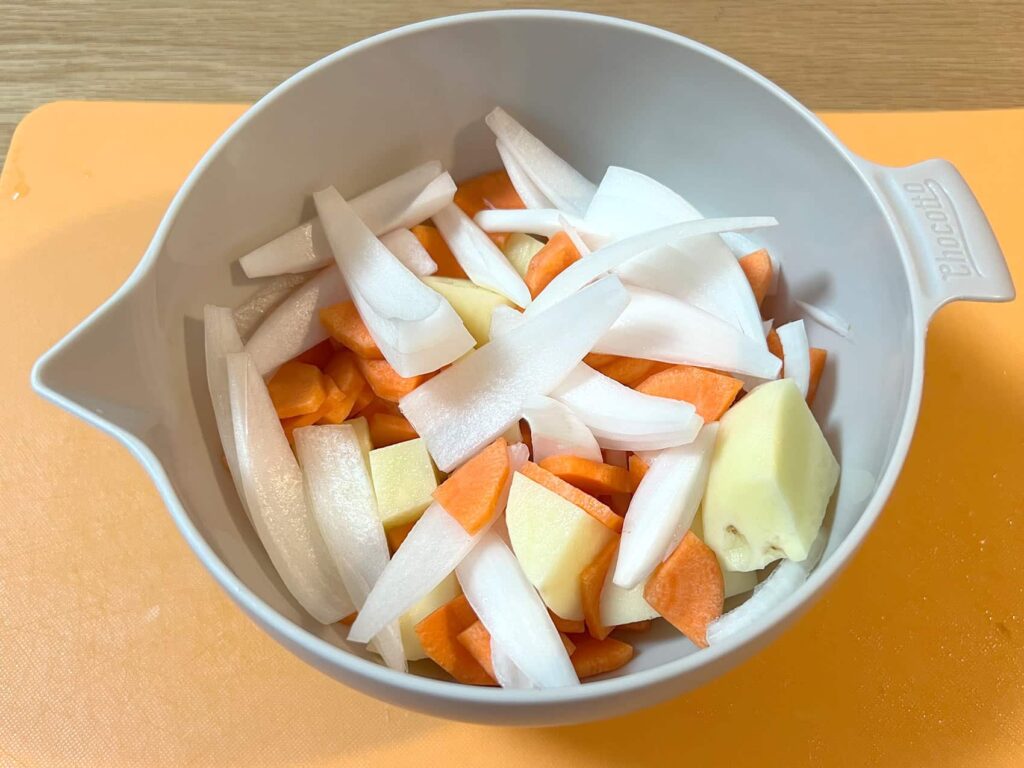 一口大にカットしたSTEP2の野菜をレンジで500wで5分チンします。