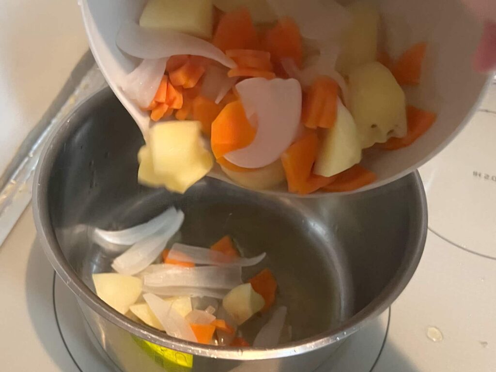 鍋に野菜を投入します