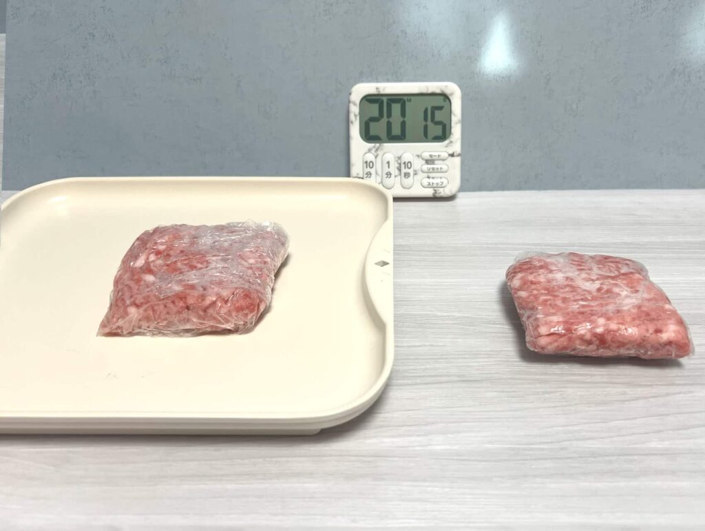 冷凍したひき肉で解凍皿と自然解凍を比べてみた。解凍時間20分経過。