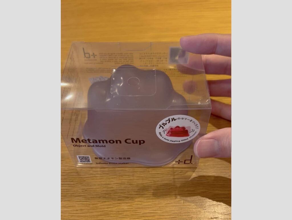 メタモンカップは透明のおしゃれなケースに入っています。