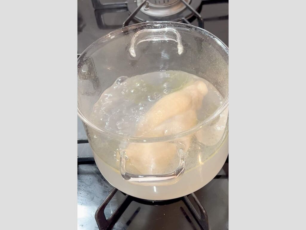 鍋に水600mlを入れて沸騰させ、そこに鶏皮2枚を入れます。