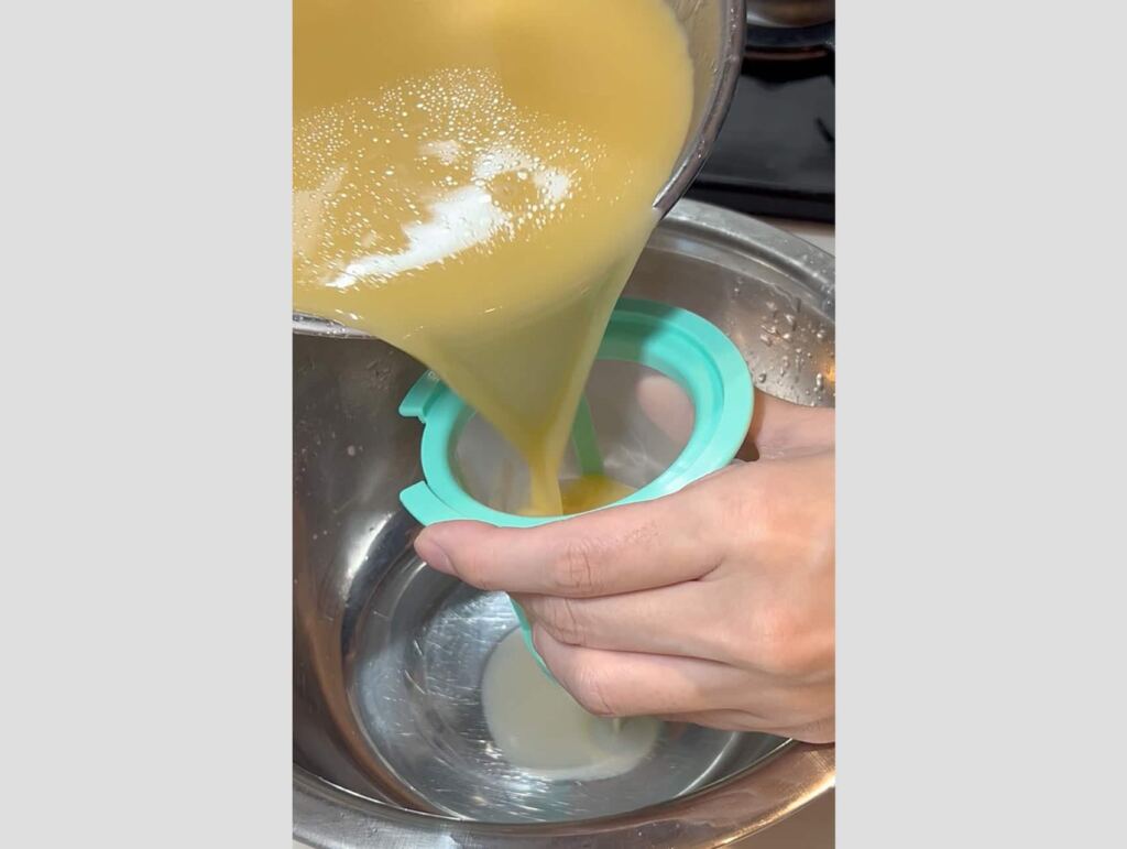卵液を漉し器で濾す