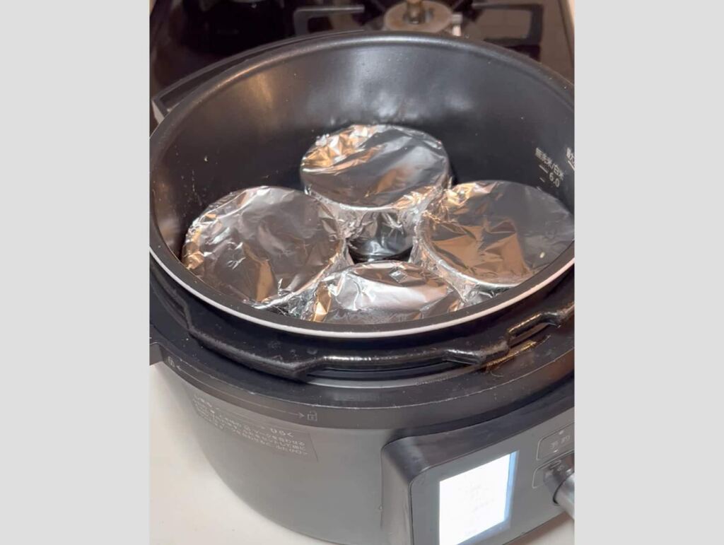 電気圧力鍋「KPC-MA4」の内鍋に水600mlを入れ、その上に器を並べ、蓋を閉めます。
