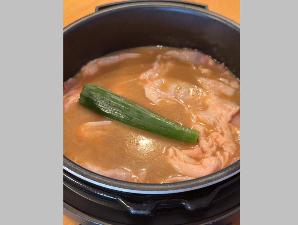 その上に、ねぎの青い部分(1〜2本)をポンとのせます。
