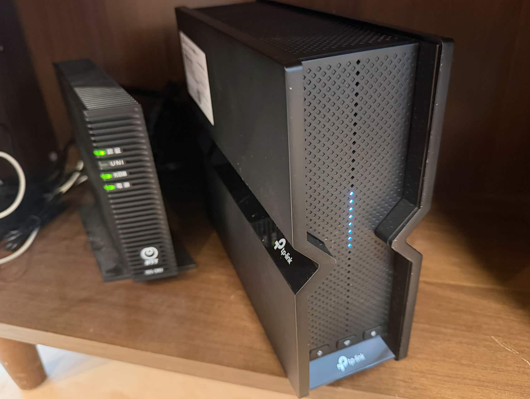 So-net光10ギガで使用しているONUとTP-Link Archer BE700を並べた状態