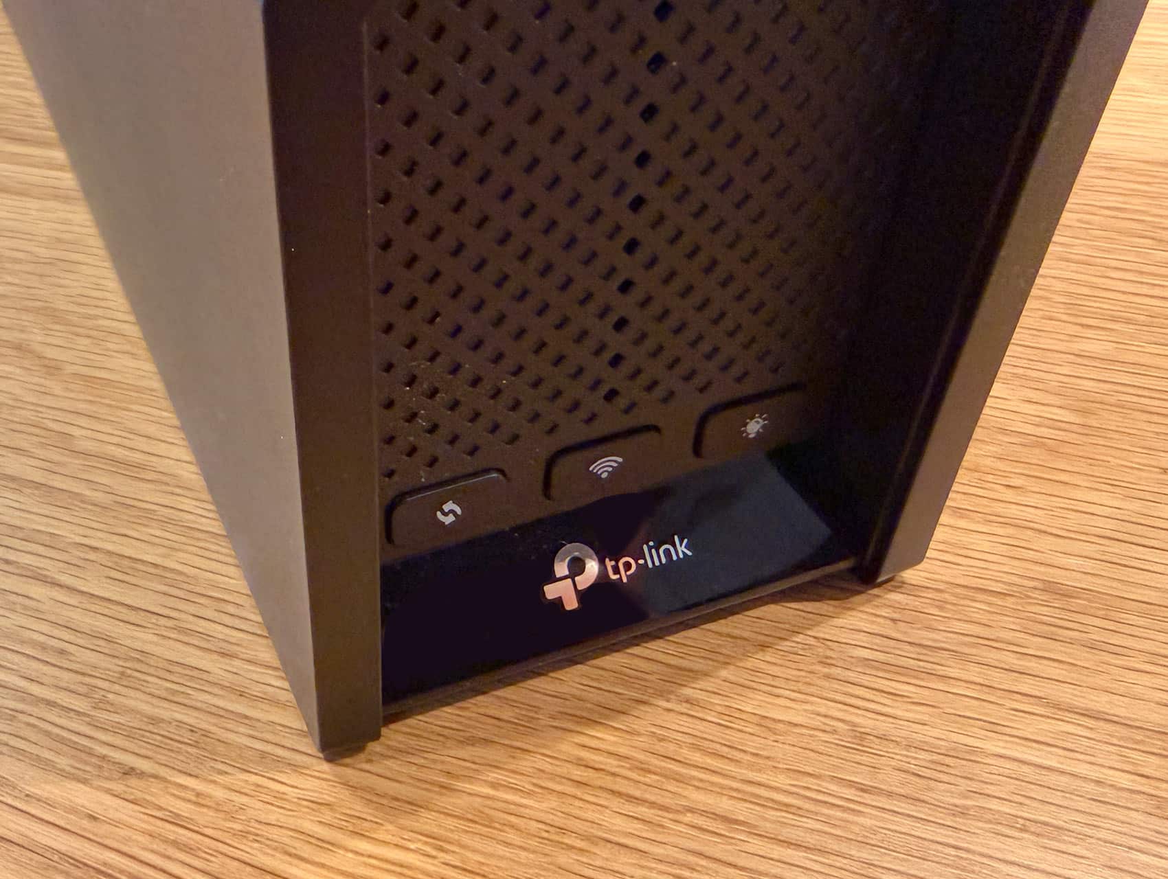 TP-Link Archer BE700前面の操作ボタン
