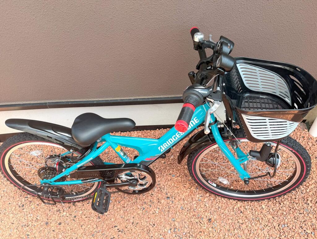 屋外保管前の新品ブリヂストン20インチ自転車