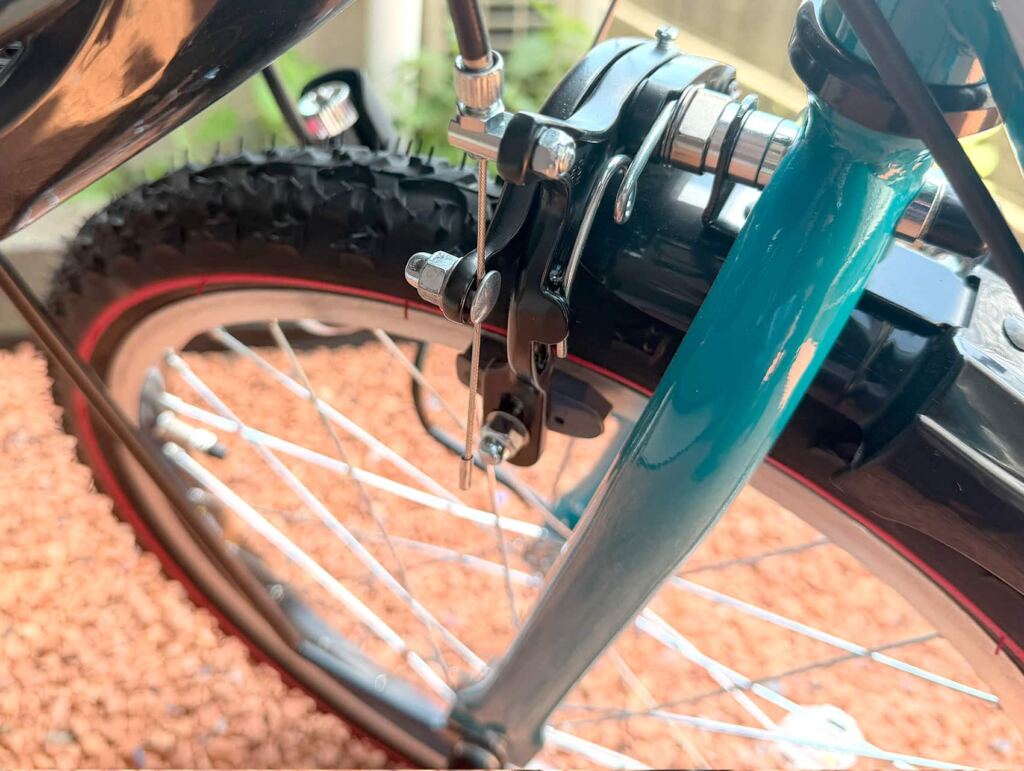 新品自転車のスポークと金属部分
