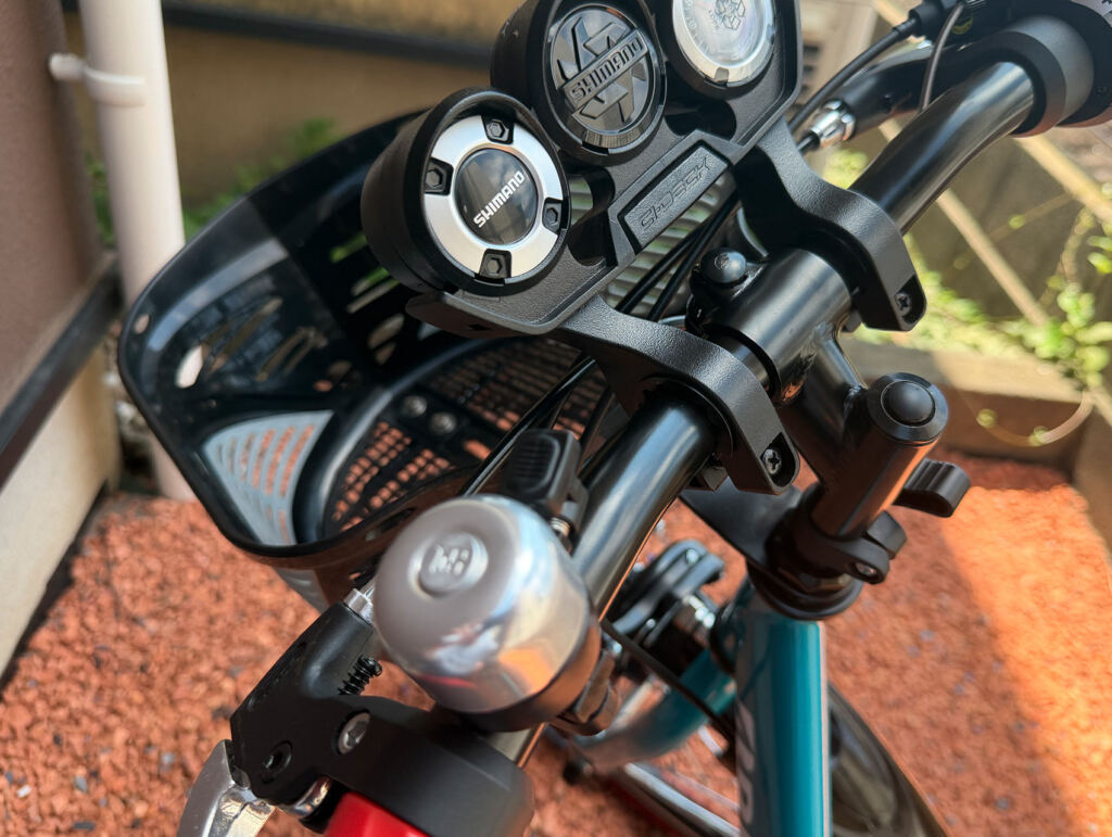 新品自転車のハンドルとステム周辺の金属部品