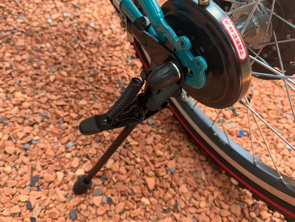 防錆対策前の自転車スタンドと後輪周辺