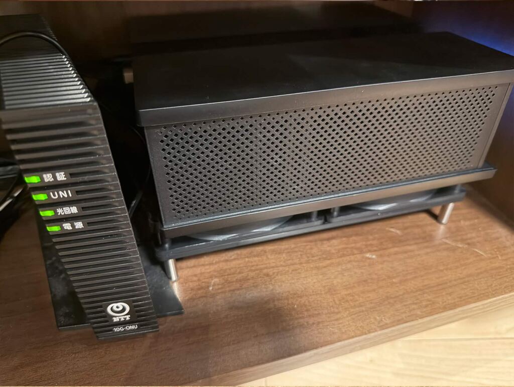 2連USB冷却ファンの上に載せて使用しているTP-Link Archer BE700