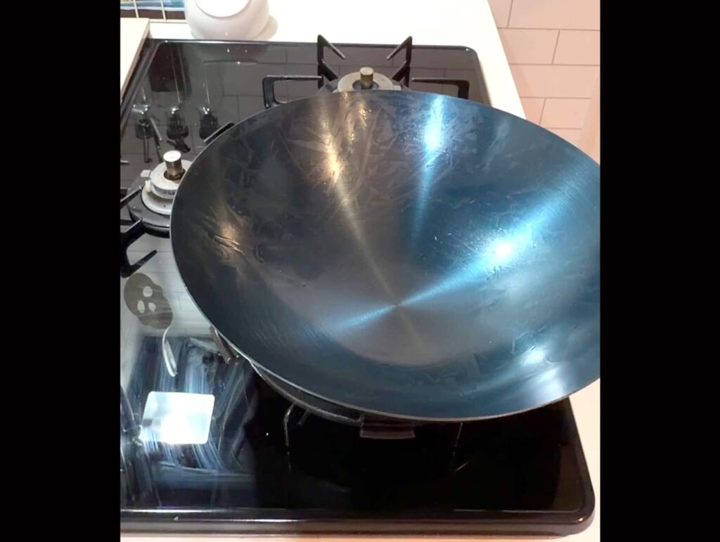 購入時、錆止めでギトギトしていた中華鍋を空焼きしているところ