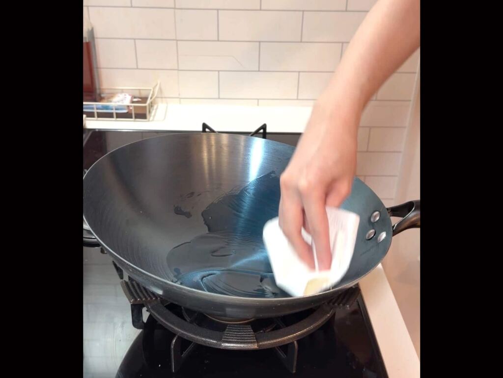 乾燥させた中華鍋に油を薄く塗る
