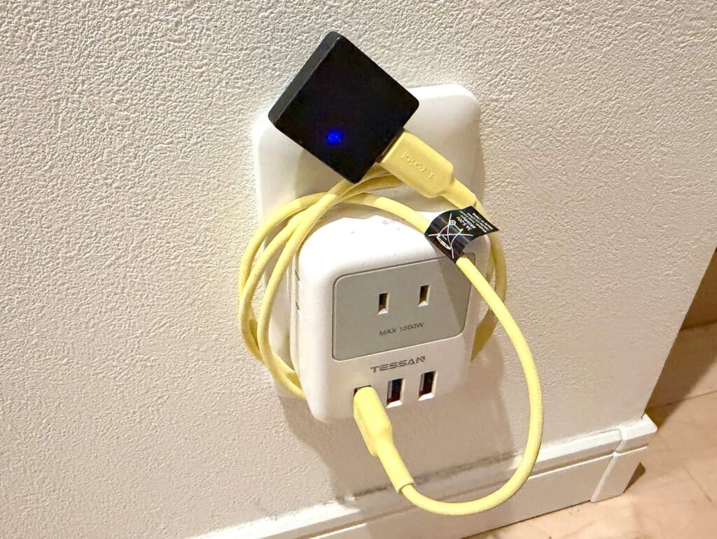 USBポート付き電源タップから黄色いUSBケーブルで給電していたSESAME Hub3