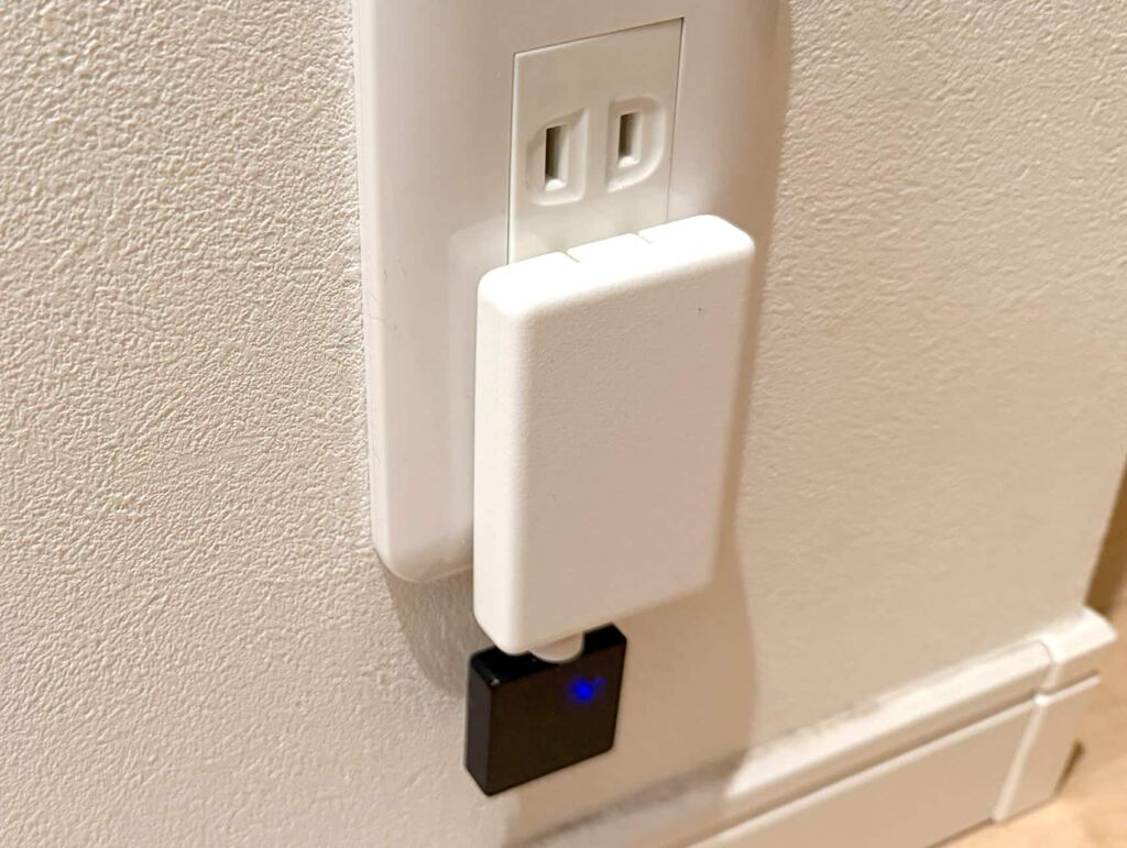 CIO Mate Charger003の下にC to CコネクタでSESAME Hub3を直接接続した状態